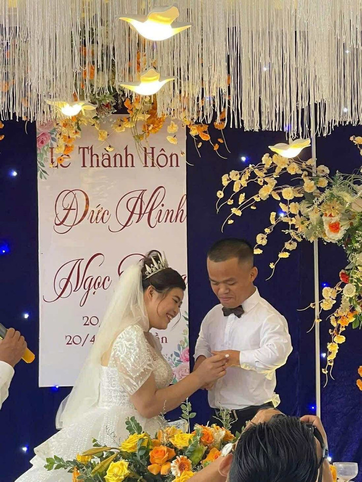 Minh rất hạnh phúc vì cưới được người vợ xinh xắn, hiền lành, chất phác. Đó cũng là điều anh thích nhất ở bà xã.