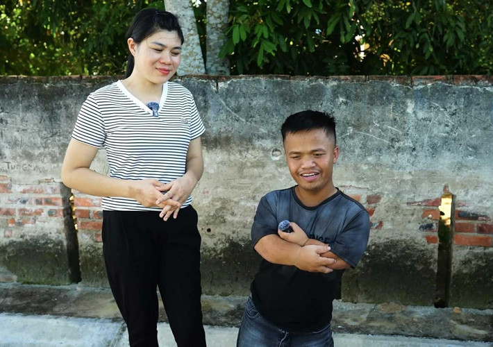 Vào năm 2021, trong lúc đang dịch bệnh Covid-19, anh vô tình lướt Facebook và thấy bài đăng tìm việc làm của Dung. Minh lập tức kết bạn, nhắn tin làm quen. Sau một khoảng thời gian, những câu chuyện của họ dần đi sâu hơn. Minh cũng chia sẻ thẳng thắn với Dung về việc bản thân có ngoại hình thấp bé.