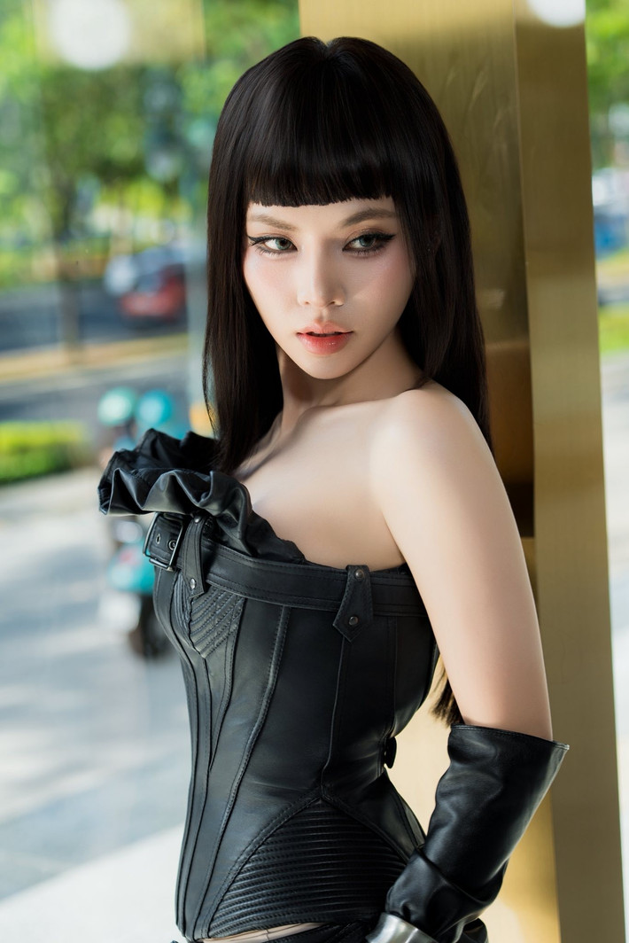 Trước đó, Ngô Lan Hương từng gây tranh cãi khi diện những trang phục bị cho là không phù hợp. Nữ ca sĩ cùng thừa nhận "do bản thân có gu thời trang hơi "rắc rối" và chưa được tốt".