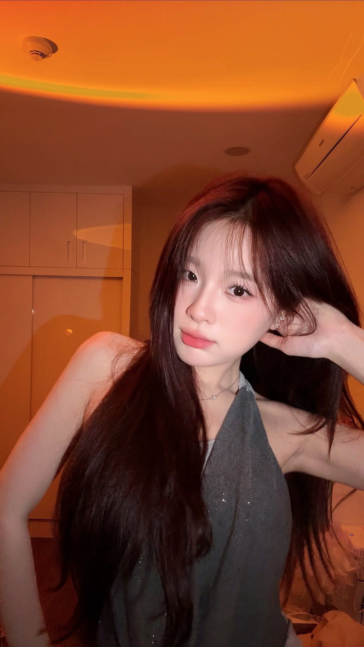 Sau những ồn ào làm"dậy sóng" cõi mạng xoay quanh mối quan hệ tình cảm với ViruSs, Tiktoker nổi tiếng Ngọc Kem đã có màn "thăng hạng nhan sắc" đầy ấn tượng, khiến cộng đồng mạng không khỏi bất ngờ và xuýt xoa. (Ảnh: Facebook Trần Nguyễn Hồng Ngọc)
