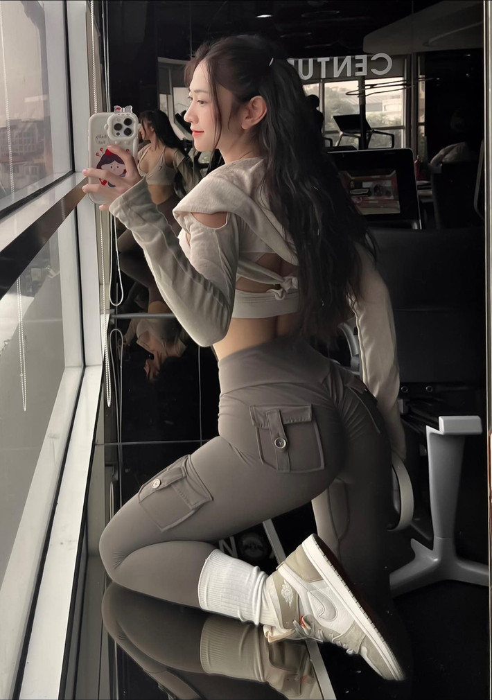 Trong một chia sẻ gần đây, Lê Bống đã thẳng thắn giãi bày về "đại gia" của mình. Cô khẳng định rằng, "đại gia chống lưng" cho mình không phải là bất kỳ cá nhân hay tổ chức giàu có nào, mà chính là tình yêu thương vô bờ bến từ đại gia đình bà, bố mẹ, các em và sự ủng hộ nhiệt thành từ những người hâm mộ đã luôn tin tưởng, dõi theo cô.