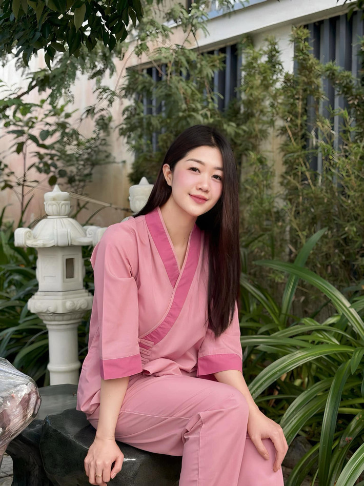 Những đoạn video ghi lại khoảnh khắc Nam Phương đang hỗ trợ khách hàng trên các chuyến bay, với phong thái chuyên nghiệp cùng nụ cười thường trực trên môi từng thu hút hàng trăm nghìn lượt xem trên mạng xã hội.