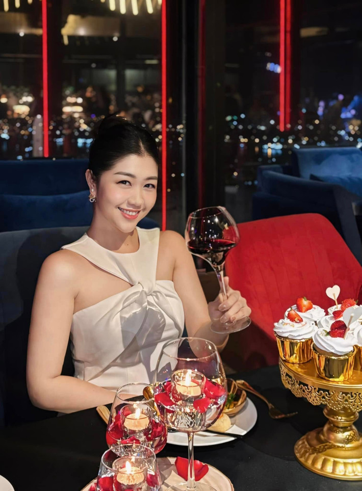 Khi cởi bỏ bộ đồng phục bay, Tôn Nữ Nam Phương cũng là một người phụ nữ với phong cách sống năng động và đa dạng. Cô không đóng khung mình trong một phong cách thời trang nhất định mà thay đổi linh hoạt, khi dịu dàng, lúc lại năng động, cá tính.