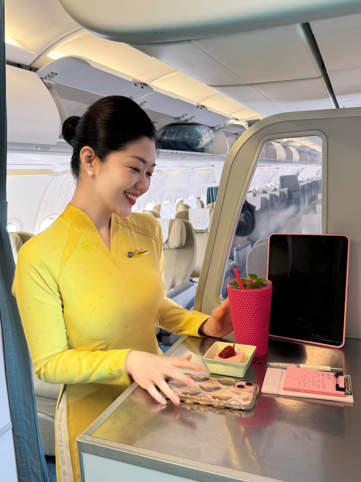 Nụ cười chính là "thương hiệu" của Nam Phương. Đó không chỉ là một nụ cười tươi tắn trên môi mà còn là sự rạng rỡ toát ra từ ánh mắt, mang đến sự thân thiện, ấm áp và trấn an cho hành khách.