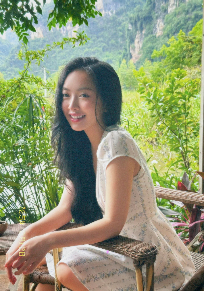 Giữa khung cảnh thiên nhiên xanh mát, cô nàng như một "nàng thơ" bước ra từ truyện cổ tích. Nụ cười rạng rỡ, ánh mắt long lanh và phong thái tự nhiên, ngọt ngào đã giúp Mai Hà Trang thu hút mọi ánh nhìn. (Ảnh: FBNV)
