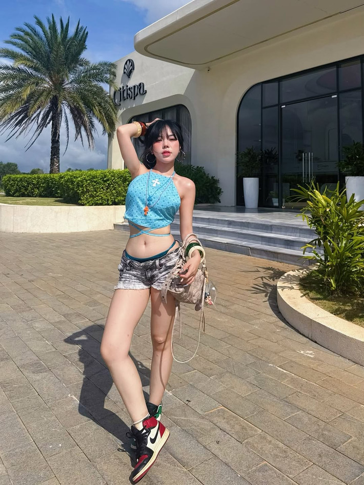Trong loạt ảnh được chia sẻ, Bảo Khuyên Susan diện một chiếc áo croptop yếm màu xanh ngọc tươi mát, khoe trọn vòng eo thon gọn và bờ vai trần quyến rũ.