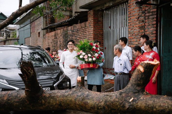Trong các bức ảnh được chia sẻ, cô dâu xinh đẹp trong tà áo dài trắng tinh khôi, sánh bước bên chú rể lịch lãm với trang phục truyền thống màu trắng.