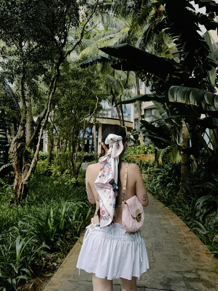 Hiện tại dù đang mang bầu lần thứ 4 ở những tháng cuối, thế nhưng Joyce Phạm vẫn vô cùng năng động, cô nàng thường xuyên cập nhật các chuyến đi đến nhiều địa điểm du lịch khác nhau. Series "mẹ bầu đi biển mặc gì" của Joyce Phạm khiến người hâm mộ phải xuýt xoa mà thốt lên "càng bầu, cô nàng càng đẹp".