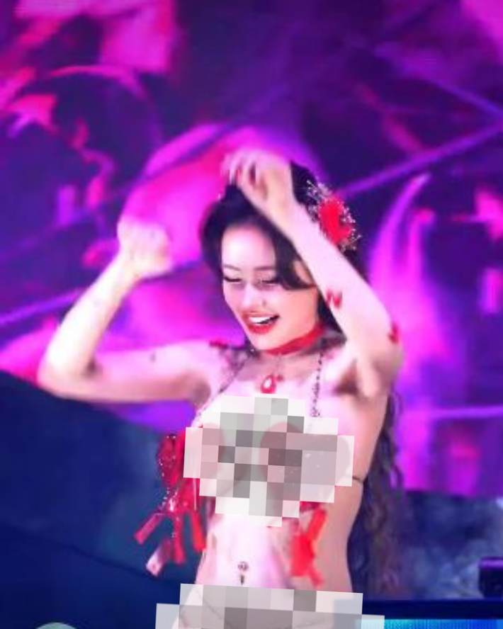 Sở hữu phong cách ăn mặc táo bạo, không ngại hở, mỗi lần xuất hiện trên mạng xã hội, DJ Ngân 98 lại trở thành tâm điểm bàn tán của netizen. Mới đây, nữ DJ chia sẻ đoạn clip đi biểu diễn trong một quán bar gây chú ý.