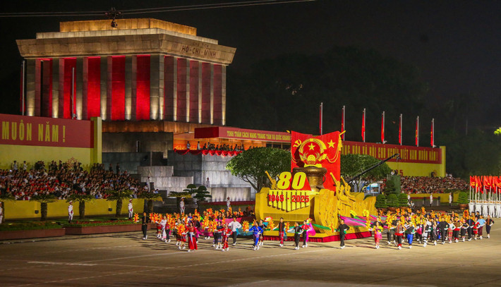 Buổi sơ duyệt có sự tham gia của các lực lượng quân đội, công an, quần chúng, các khí tài hiện đại do Việt Nam sản xuất... cùng sự hiện diện của nhiều đoàn khách mời nước ngoài.