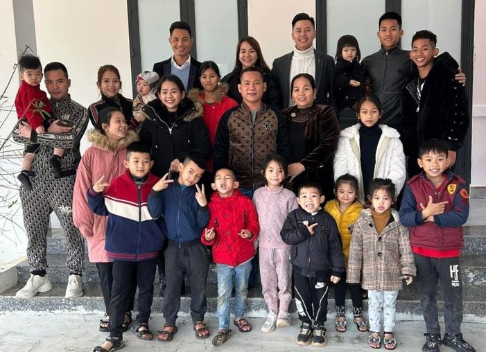 Năm 1991, vợ chồng ông Thịnh sinh người con trai đầu lòng nhưng người con trai cả không may đã qua đời. Sau đó, các con của ông tiếp tục ra đời vào các năm: 1993, 1996, 1998, 1999, 2001, 2003, 2005,... trung bình cứ 1,5 - 2 năm, ông bà lại sinh 1 đứa. Năm 2017, lúc này dù đã lên chức ông bà ngoại, ông Thịnh và bà Sâm vẫn chào đón thêm một cặp sinh đôi 2 bé gái đáng yêu nữa.