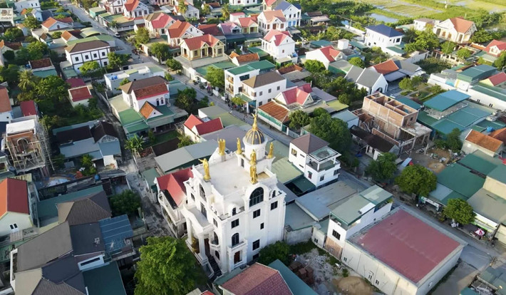 Điều đáng nói là dù đông con nhưng gia đình ông Thịnh, bà Sâm có cơ ngơi đáng nể. Không chỉ có của ăn của để, gia đình ông Thịnh còn xây dựng mái ấm tình thương để giúp đỡ những đứa trẻ cơ nhỡ, có mảnh đời bất hạnh.