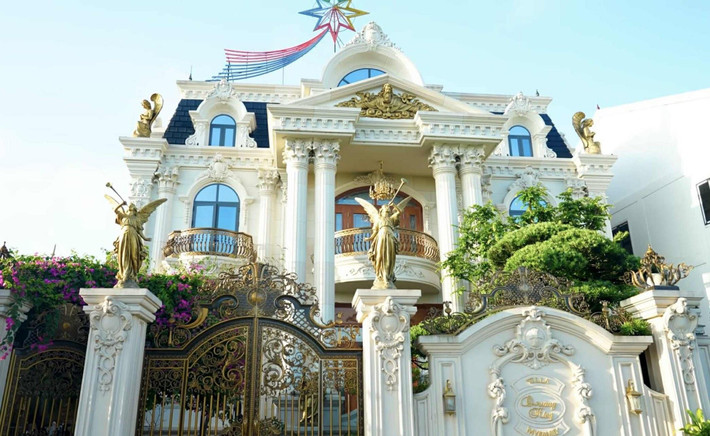 Vợ chồng ông Thịnh xây dựng tổ ấm từ đôi bàn tay trắng. Ban đầu, hai người làm nông nhưng thu nhập không đủ nuôi con. Các con lần lượt chào đời, áp lực kinh tế đè nặng trên vai ông Thịnh. Ông chuyển sang buôn bán nhỏ. Ông buôn bán đủ thứ, bắt đầu là lươn, ếch, gà, vịt… sau tìm hiểu kinh doanh bất động sản…