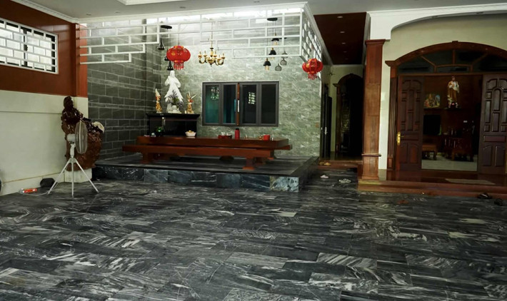 Trong đó, anh Hoàng Văn Quang (SN 1998), con trai của ông Thịnh vừa xây xong căn biệt thự khang trang, bề thế trị giá 25 tỷ đồng vào năm ngoái. Anh Quang cho biết, số tiền xây nhà được bố hỗ trợ một nửa, phần còn lại vợ chồng anh tự làm ăn tích lũy và vay mượn thêm.
