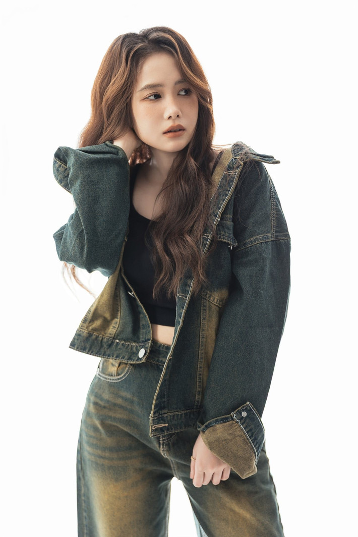 Phong cách denim-on-denim luôn là biểu tượng của sự phóng khoáng và nổi loạn. Nhưng dưới sự thể hiện của Mai Quỳnh Anh, chất “bụi” ấy lại được tiết chế vừa đủ để giữ nguyên sự thanh lịch và cuốn hút.