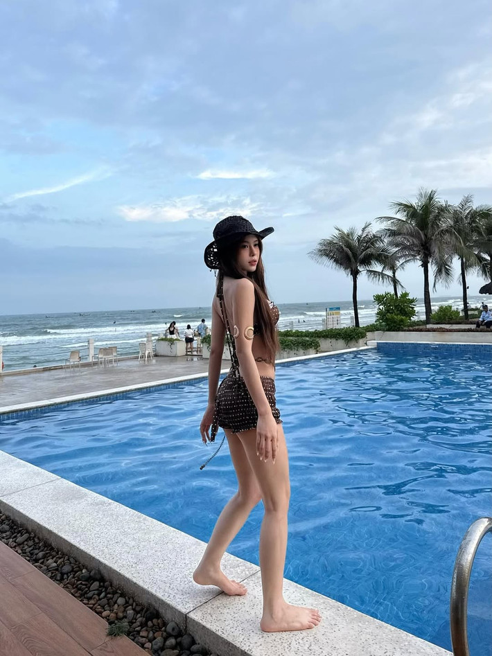 Trong loạt ảnh mới nhất được chia sẻ, Võ Nữ Ngân Hà khiến người xem không khỏi trầm trồ khi khoe trọn vẻ đẹp hình thể quyến rũ trong bộ bikini hai mảnh chấm bi màu nâu.