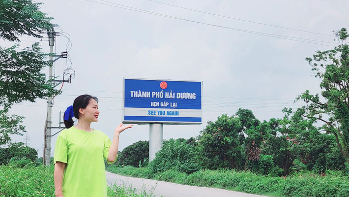 Tuy nhiên nhiều người cũng bày tỏ rằng check-in nhưng cũng nên giữ trật tự và đảm bảo an toàn giao thông, vì tấm biển này được đặt bên cạnh một con đường thường xuyên có xe cộ qua lại.