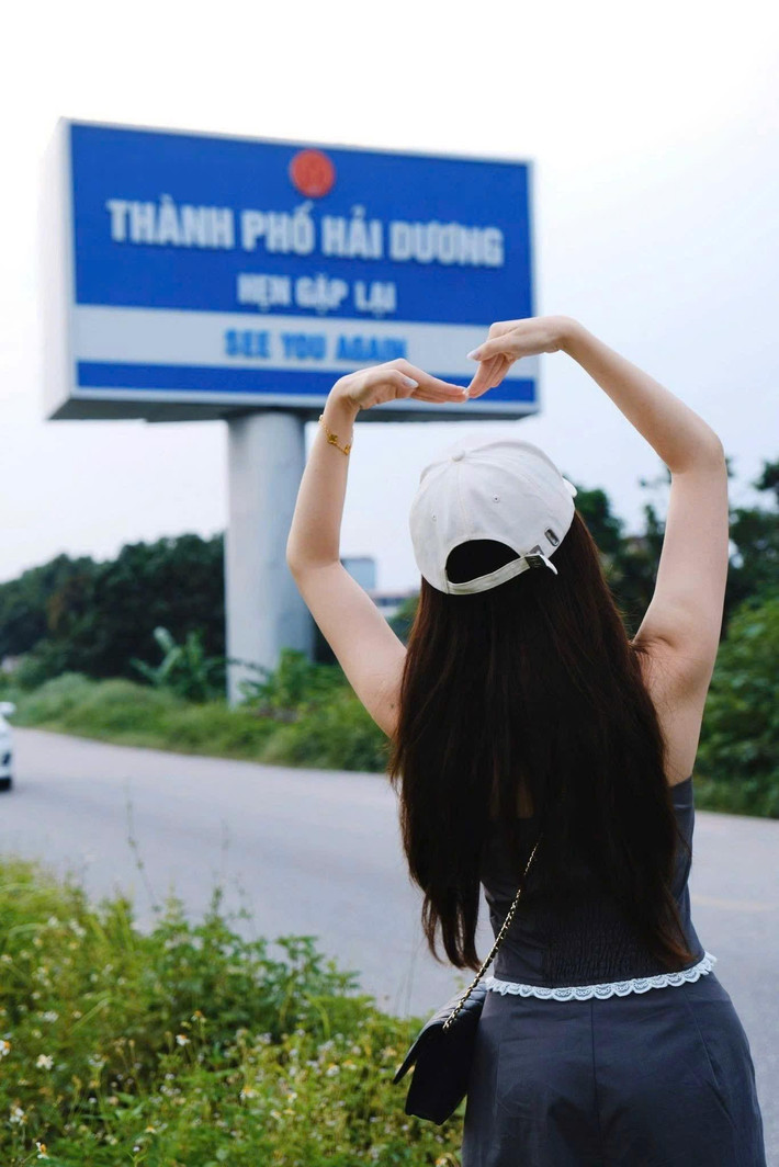 Tấm biển báo nằm ở cửa ngõ phía Tây TP. Hải Dương, đoạn giáp ranh giữa thị trấn Lai Cách (huyện Cẩm Giàng) và phường Tứ Minh đang trở thành địa điểm hot, được dân tình kéo đến check-in ầm ầm.