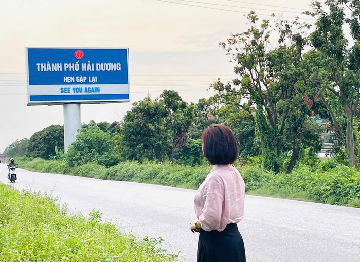 Không phân biệt độ tuổi hay giới tính, từ các bạn trẻ năng động đến những người trưởng thành, nhiều người đã rủ nhau đến check-in với tấm biển này.