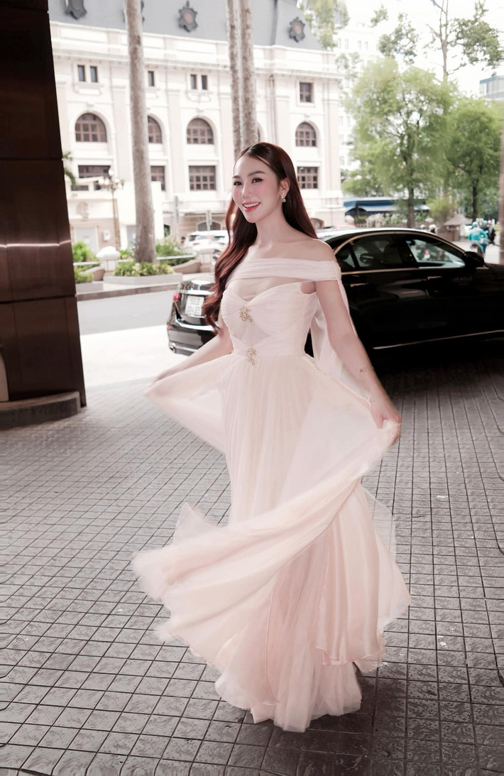 Hoàng Kim Chi là hot girl khá nổi tiếng với những video khoe cận cảnh nhan sắc xinh đẹp, ngọt ngào, mix&match và các tips làm đẹp.