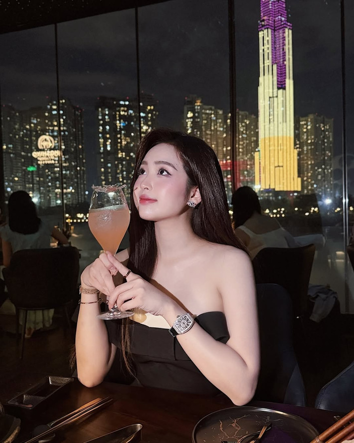 Gương mặt trang điểm nhẹ nhàng, mái tóc suôn dài buông thả càng làm nổi bật nhan sắc ngọt ngào pha chút kiêu kỳ của cô nàng.
