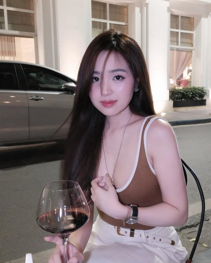 Phương Anh rất kín tiếng về đời tư và hình ảnh con cái. Trên trang cá nhân, cô nàng thỉnh thoảng đăng tải một số hình ảnh về cuộc sống đời thường, về những chuyến du lịch sang chảnh.