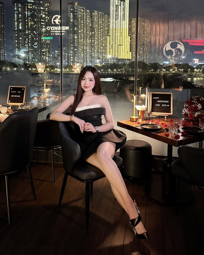 Trong ảnh, cô nàng diện một chiếc đầm cúp ngực hai tông màu đen - trắng thanh lịch, được nhấn nhá bằng chiếc nơ to bản ngay phần eo, tôn lên vòng một gợi cảm cùng bờ vai trần quyến rũ.
