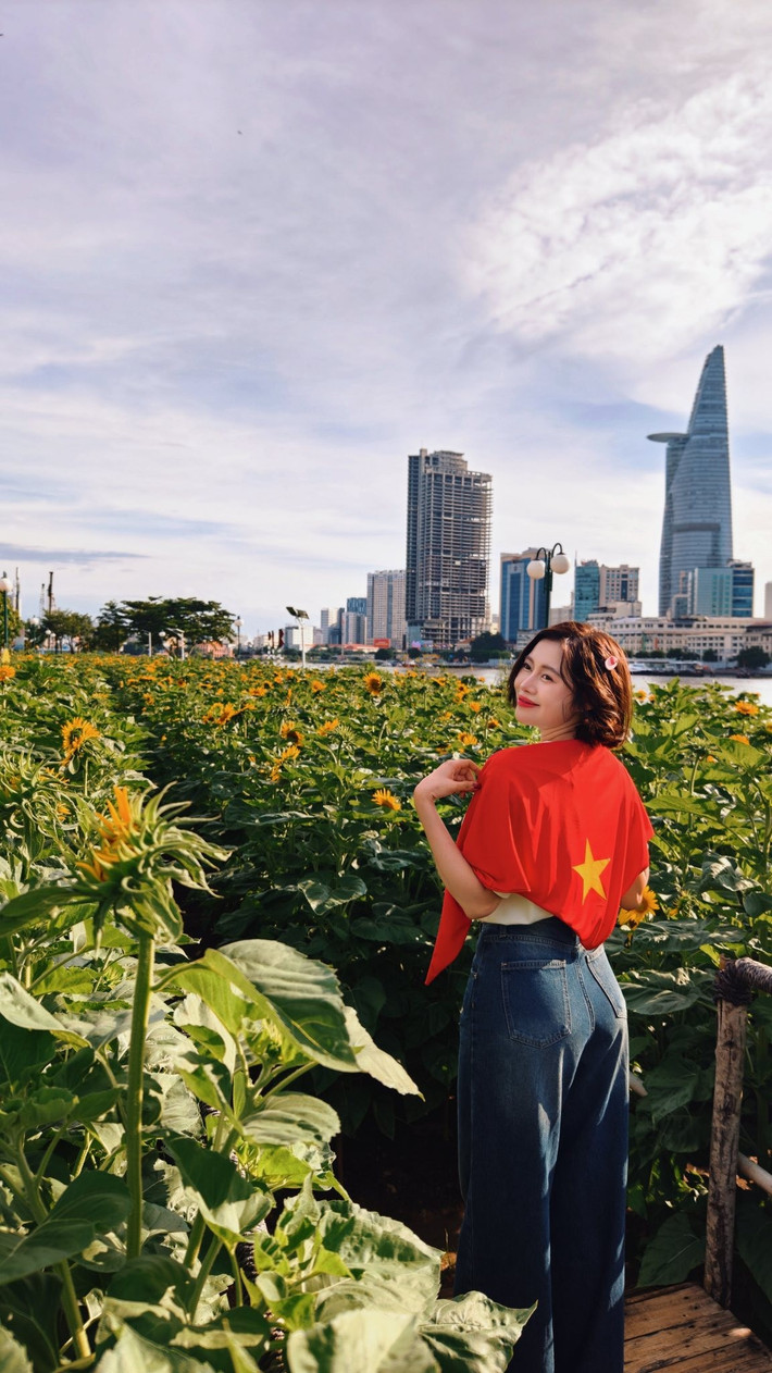 Trước đó, Việt Phương Thoa cũng đăng tải bộ ảnh chụp với chiếc khăn đỏ sao vàng bên bờ sông Sài Gòn đậm tinh thần yêu nước. (Ảnh: FBNV)