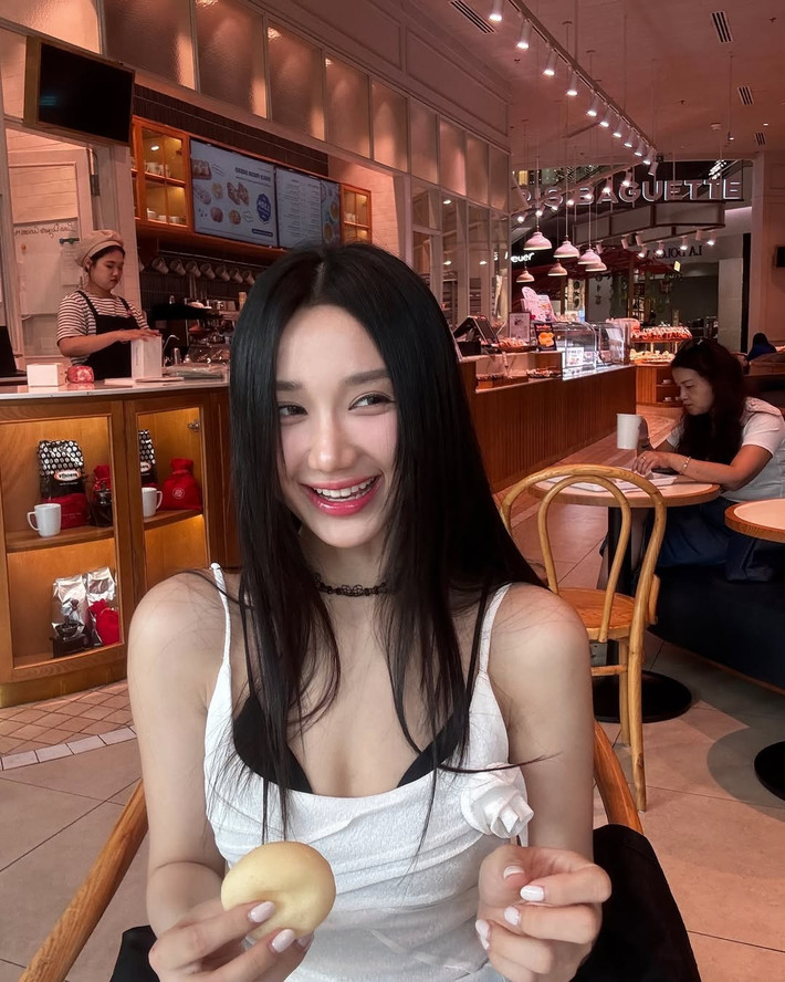 Trong bộ ảnh được đăng tải, Mina Young diện một chiếc đầm hai dây màu trắng thiết kế lạ mắt với chi tiết xẻ tà bất đối xứng và phần eo buộc nơ nhẹ.