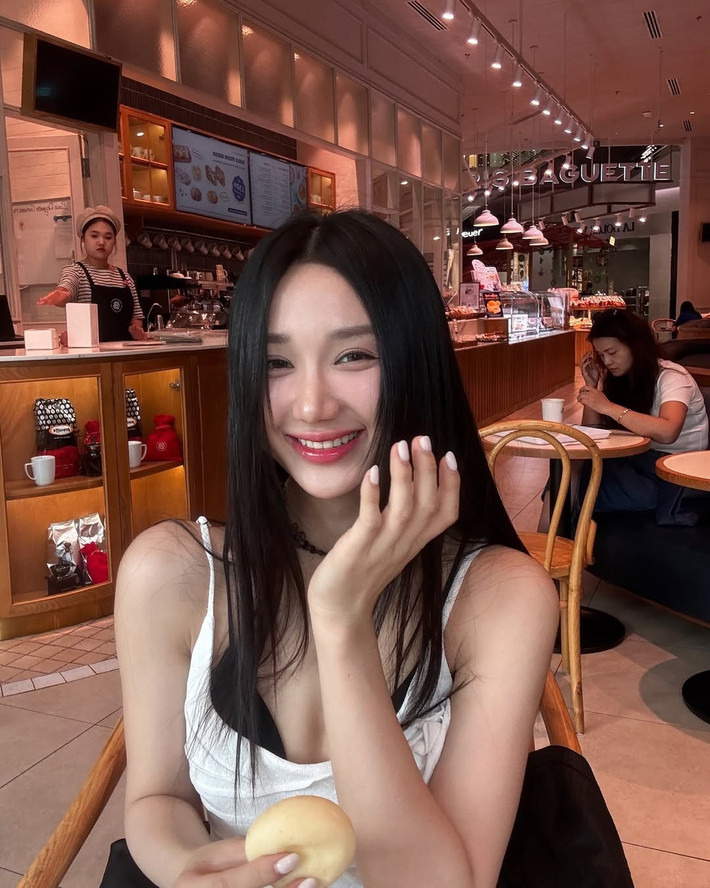 Set đồ được cô nàng phối cùng túi đeo vai cá tính và kiểu tóc thả tự nhiên, mang đến tổng thể vừa sexy vừa phóng khoáng.