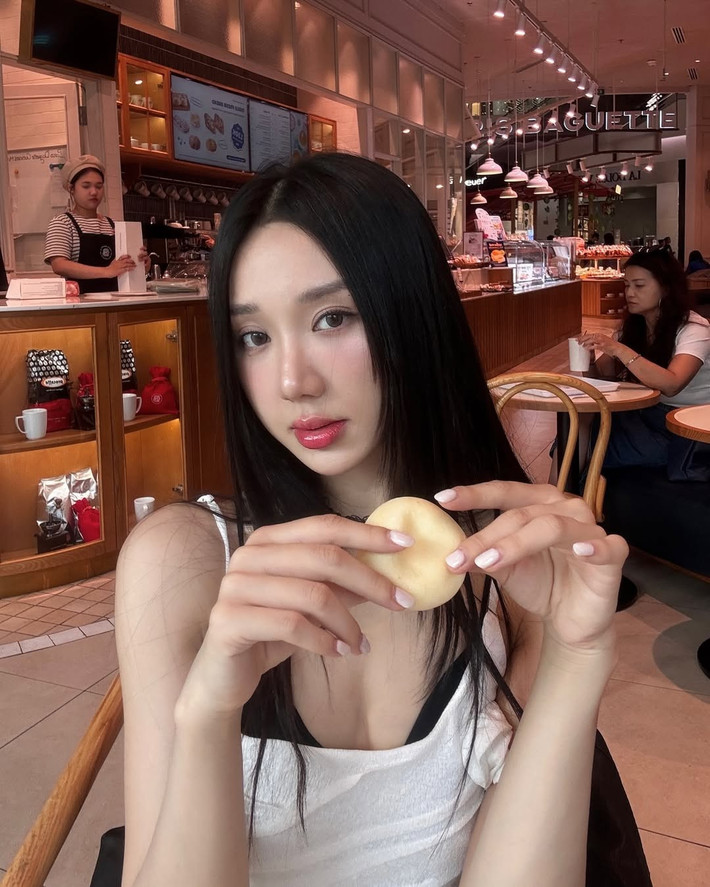 Mới đây, streamer Mina Young (tên thật Nguyễn Thị Nga) mới đây đã khiến netizen không khỏi “dậy sóng” khi xuất hiện tại quán cafe với outfit mang phong cách lộ nội y đầy ấn tượng.