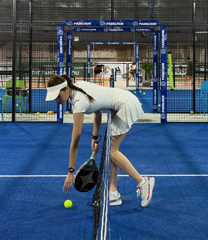 Điểm đặc biệt của Padel là sân chơi nhỏ hơn tennis, có tường kính bao quanh, cho phép người chơi sử dụng tường để đánh bóng. Điều này tạo ra những pha bóng hấp dẫn và đòi hỏi sự linh hoạt, phản xạ nhanh nhạy.