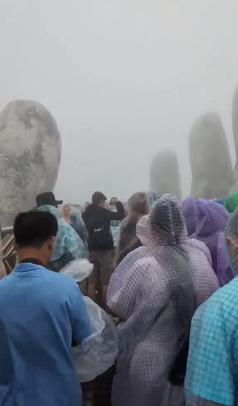 Tuy nhiên, thời tiết mưa không đồng nghĩa với việc chuyến du lịch phải "đóng băng". Với sự linh hoạt và tinh thần khám phá, nhiều du khách vẫn tìm được cách tận hưởng hành trình của mình theo một cách rất riêng