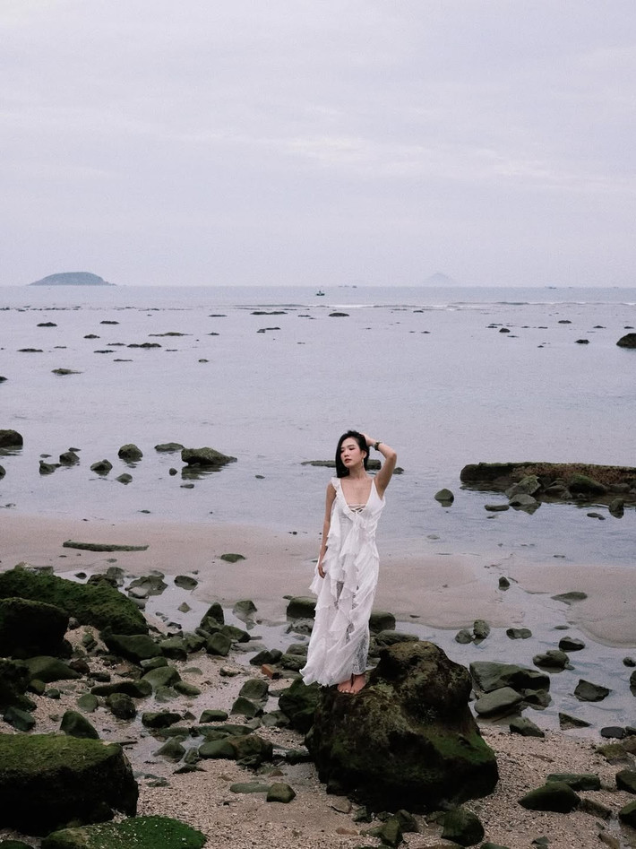 Bối cảnh của bộ ảnh là một bãi biển hoang sơ với những tảng đá rêu phong và làn nước biển trong vắt. (Ảnh: IGNV)