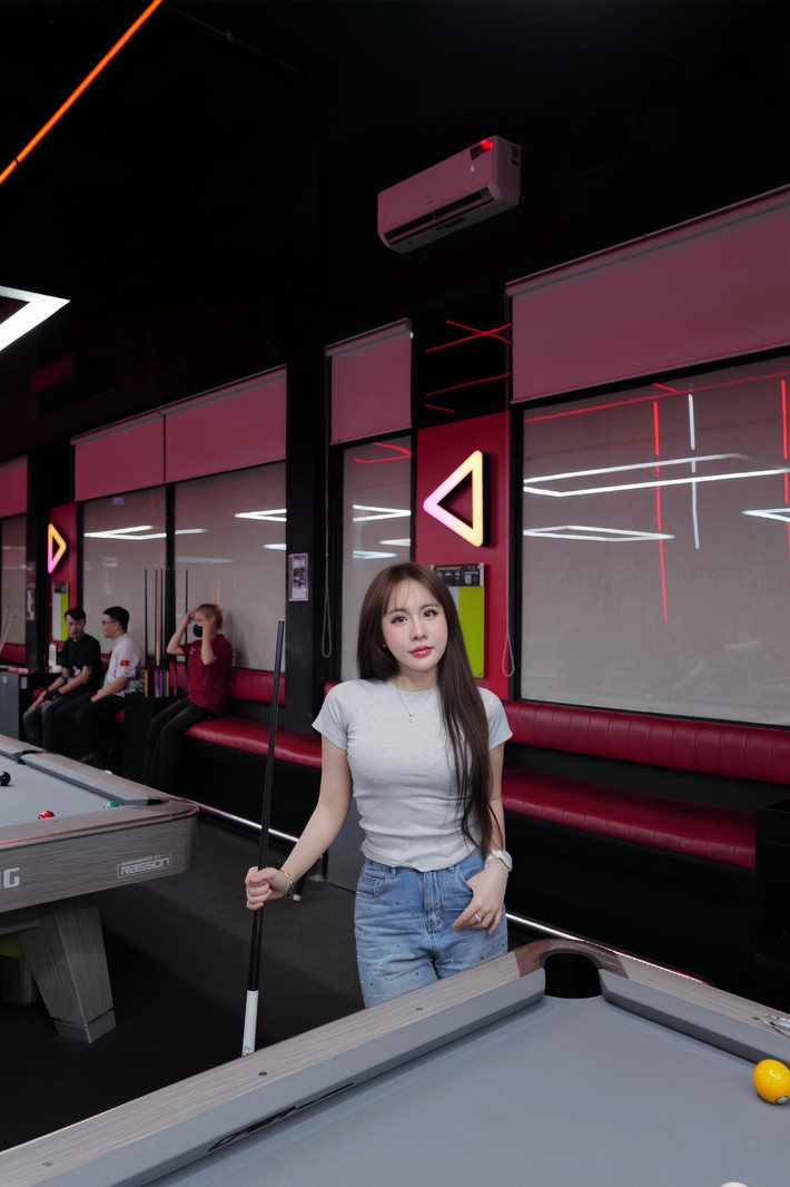 Bên cạnh sự nghiệp bi-a, Lê Tuyết Anh còn là một người mẫu ảnh, gương mặt đại diện cho nhiều thương hiệu và có sức ảnh hưởng nhất định trong giới trẻ.