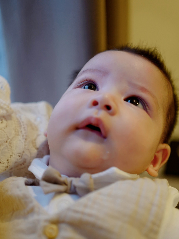 Khoảnh khắc mẹ và con cùng nhau tạo dáng, An Japan dịu dàng nhìn con với ánh mắt tràn đầy yêu thương, cho thấy niềm hạnh phúc lớn lao khi có con trai bên cạnh trong ngày đặc biệt này.