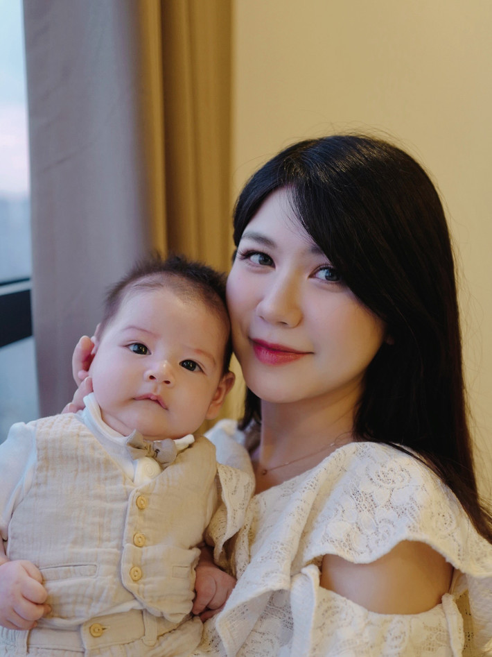 Bé Tép được mẹ diện đồ tông xuyệt tông với màu be nhẹ nhàng, gương mặt bầu bĩnh và đôi mắt ngây thơ khiến ai nấy đều tan chảy.