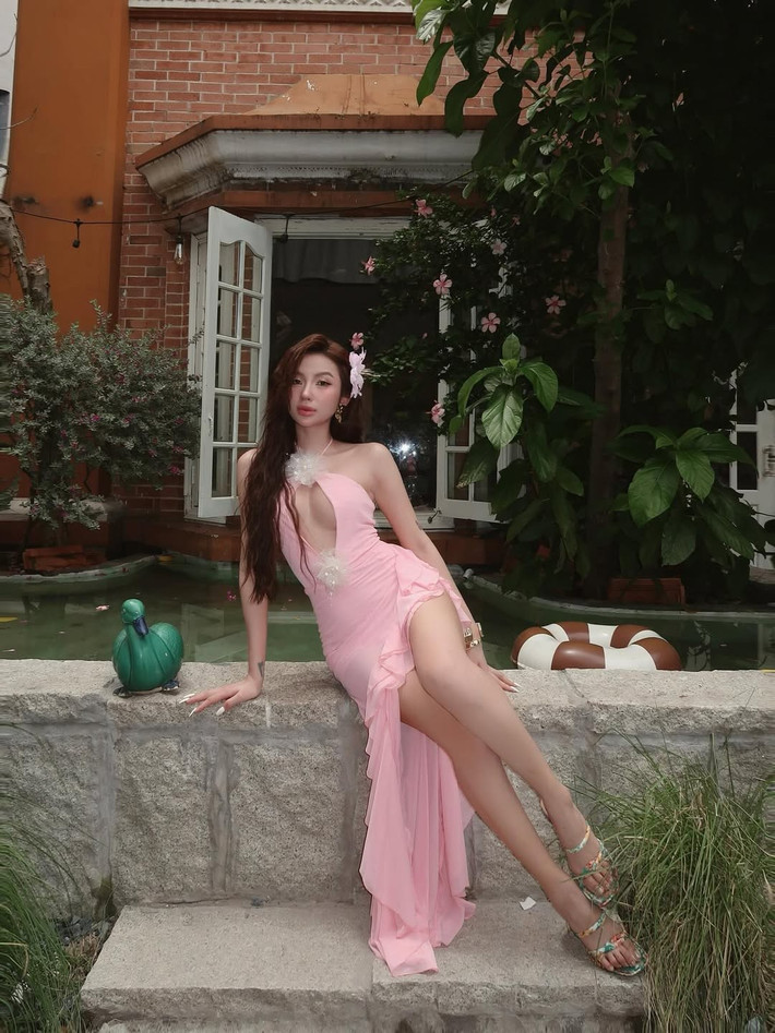 Trong bộ ảnh vừa được chia sẻ, Quỳnh Như diện một chiếc váy dài màu hồng pastel, nổi bật với đường cắt xẻ cao vút và chi tiết cut-out táo bạo ở phần ngực, giúp cô nàng khoe khéo vòng một gợi cảm và đôi chân thon dài miên man.