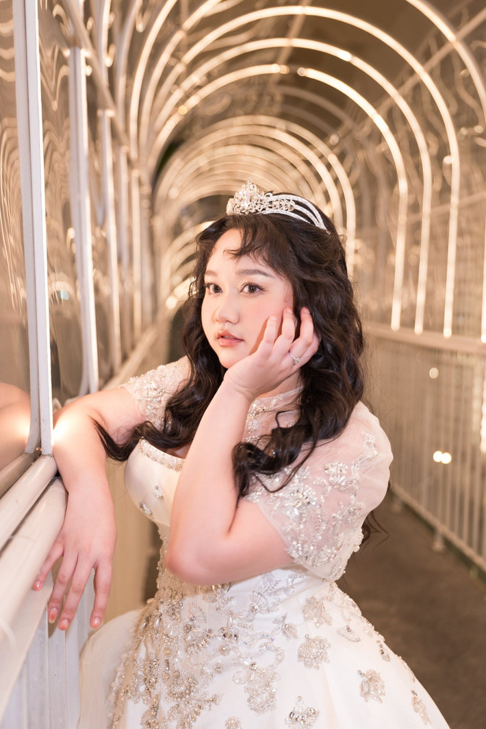 Với phong thái thoải mái và nụ cười rạng ngời, cô chứng minh rằng vẻ đẹp không chỉ nằm ở vóc dáng mảnh mai mà còn ở sự tự tin và năng lượng tích cực mà mỗi người tỏa ra.