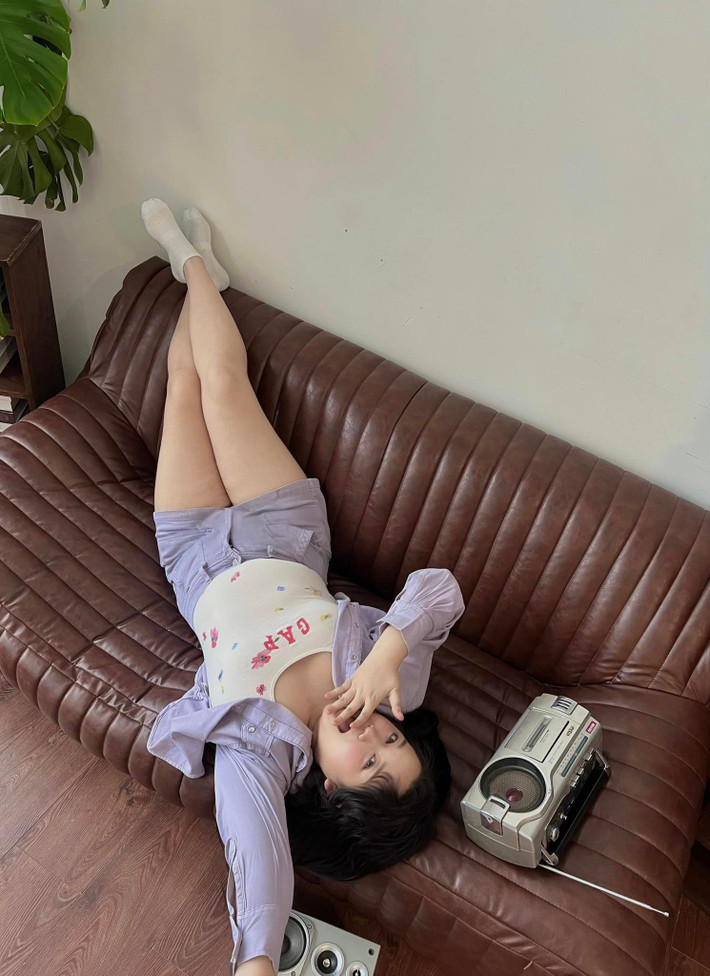 Cô nàng cũng khéo léo kết hợp các thiết kế để che bớt khuyết điểm cơ thể. Từ "nàng thơ Mắt Biếc" đến "nàng béo", Trúc Anh vẫn luôn biết cách thu hút sự chú ý từ người theo dõi.