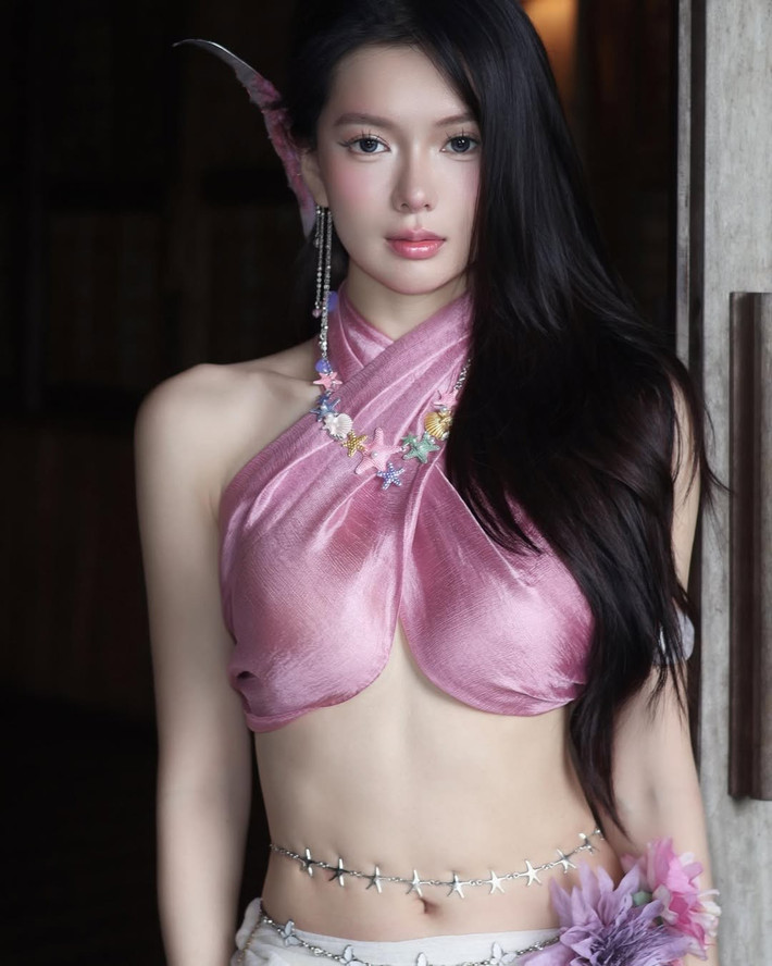 Trước đó, cô nàng cũng gây ấn tượng với concept nàng tiểu tiên cá trên cạn, với phong cách có phần tinh quái, đáng yêu.