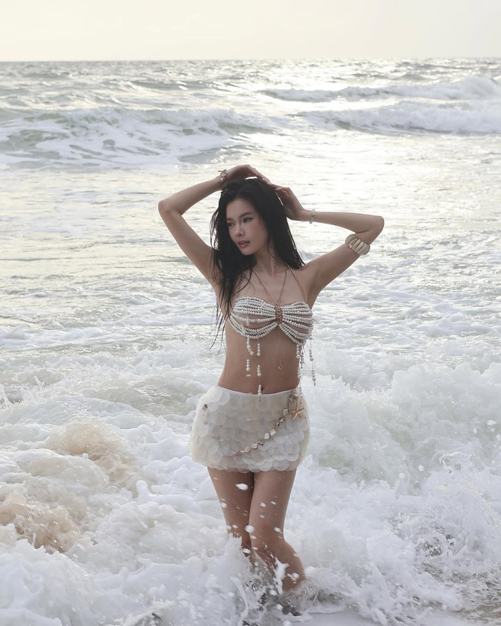Phần áo ngực được kết từ ngọc trai một cách khéo léo, kết hợp cùng những sợi dây ngọc trai rủ xuống, tôn lên đường cong gợi cảm của người đẹp.