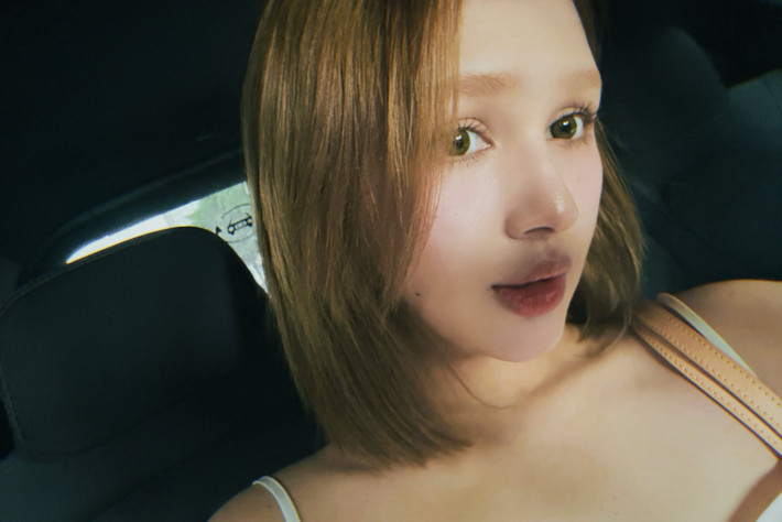 Điều khiến nhiều người chú ý là trong những hình ảnh này, Xoài Non trông có vẻ "mi nhon" hơn hẳn so với hình ảnh khi xuất hiện tại một sự kiện trước đó. Cô nàng vẫn sở hữu gương mặt nhỏ nhắn cùng xương quai xanh rõ rệt.
