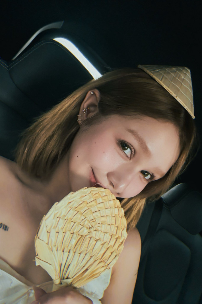 Xoài Non sinh năm 2002, là hot girl nổi tiếng trên mạng xã hội nhờ ngoại hình lai Tây, gương mặt xinh xắn cùng phong cách thời trang trẻ trung, hiện đại.
