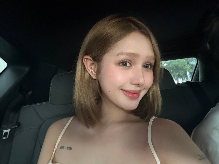 Với sự "phản pháo" của nàng hot girl, nhiều người bày tỏ sự đồng tình, nhiều bình luận cho rằng mỗi người đều có nét đẹp riêng cần được tôn trọng, không nên dùng những lời lẽ mỉa mai, tiêu cực để bàn tán về người khác như thế kia.