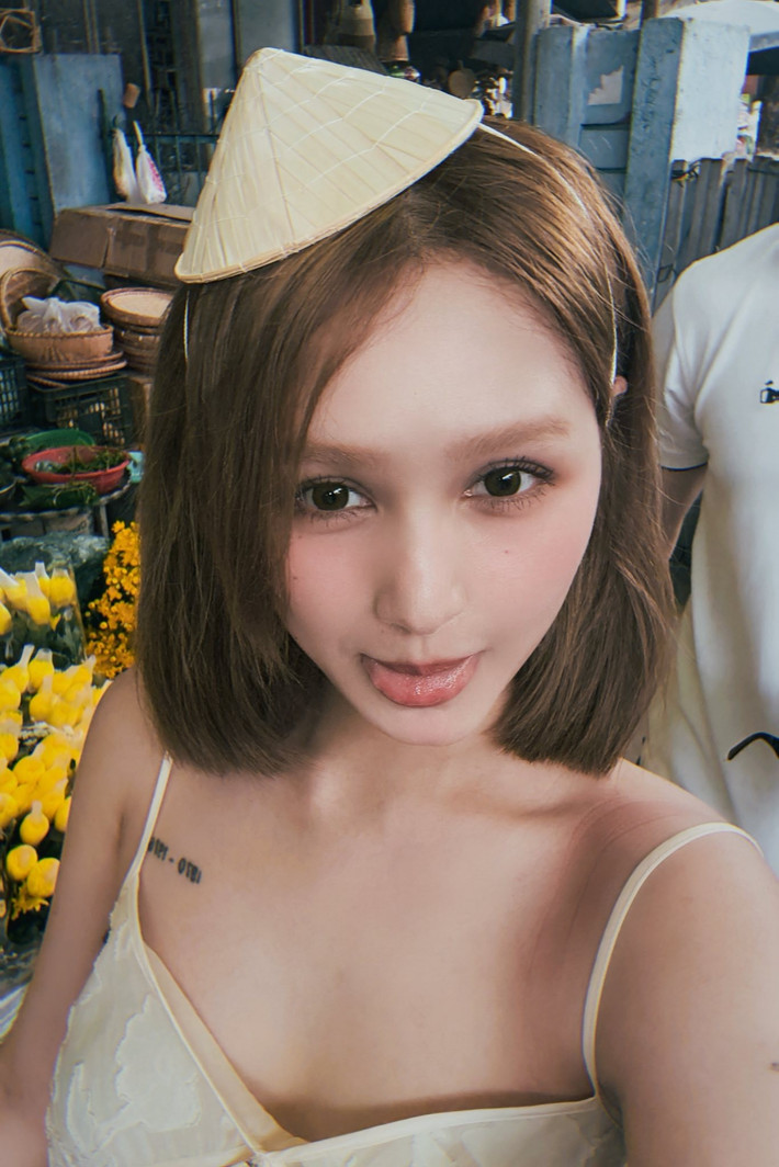 Xoài Non từng được ưu ái gọi là "búp bê sống" vì sở hữu nhan sắc ấn tượng, vóc dáng gợi cảm. Cô từng được lựa chọn làm "nàng thơ" cho các bộ sưu tập thời trang, MV... vì visual đẹp không góc chết cùng thân hình mảnh mai. Tuy nhiên thời gian gần đây cô nàng liên tục bị soi nhiều dấu hiệu tăng cân.