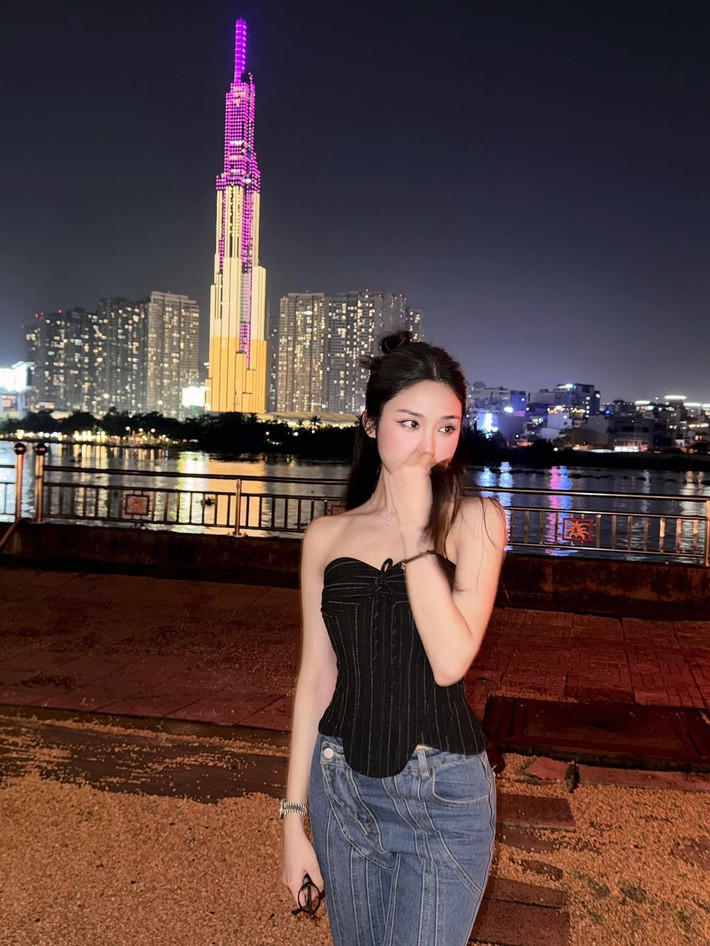 Mới đây, mỹ nhân này lại một lần nữa khiến người hâm mộ phải "đổ rạp" với loạt ảnh dạo phố đêm Sài Gòn đầy ấn tượng.