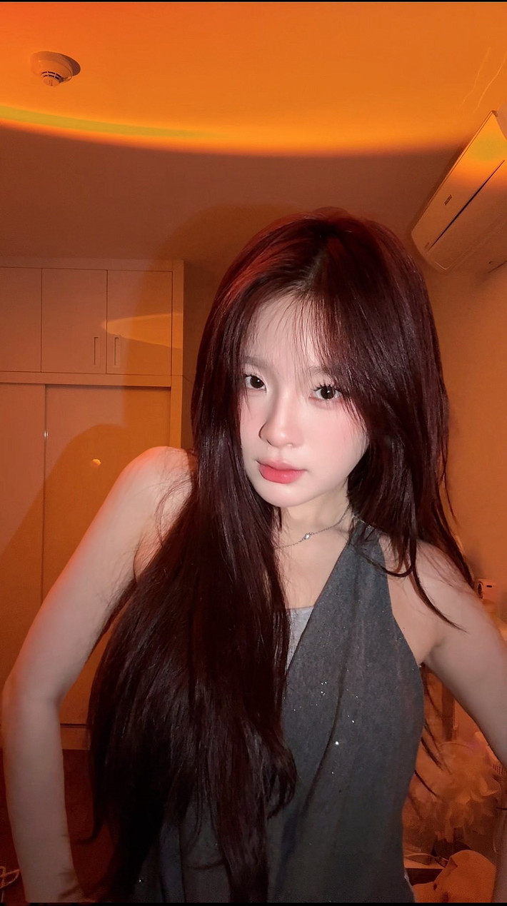 Đặc biệt, đôi mắt to tròn, long lanh được nhấn nhá bằng hàng mi cong vút và một chút nhũ nhẹ nhàng, tạo ánh nhìn hút hồn. Mái tóc dài, bồng bềnh xõa tự nhiên càng làm tăng thêm vẻ mềm mại và cuốn hút cho gương mặt. (Ảnh: Facebook Trần Nguyễn Hồng Ngọc)