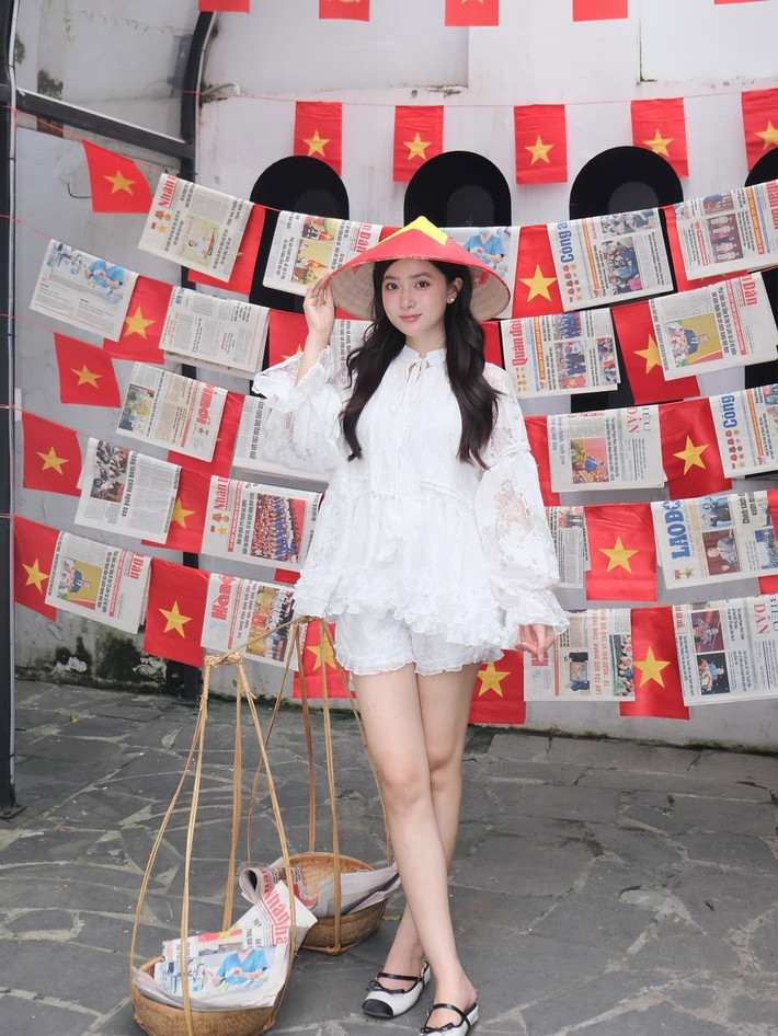 Trong khi đó, Đỗ Vân Anh lại chọn phong cách thanh lịch, nhẹ nhàng với set trắng ren xuyên thấu. (Ảnh: @d.vaanh)