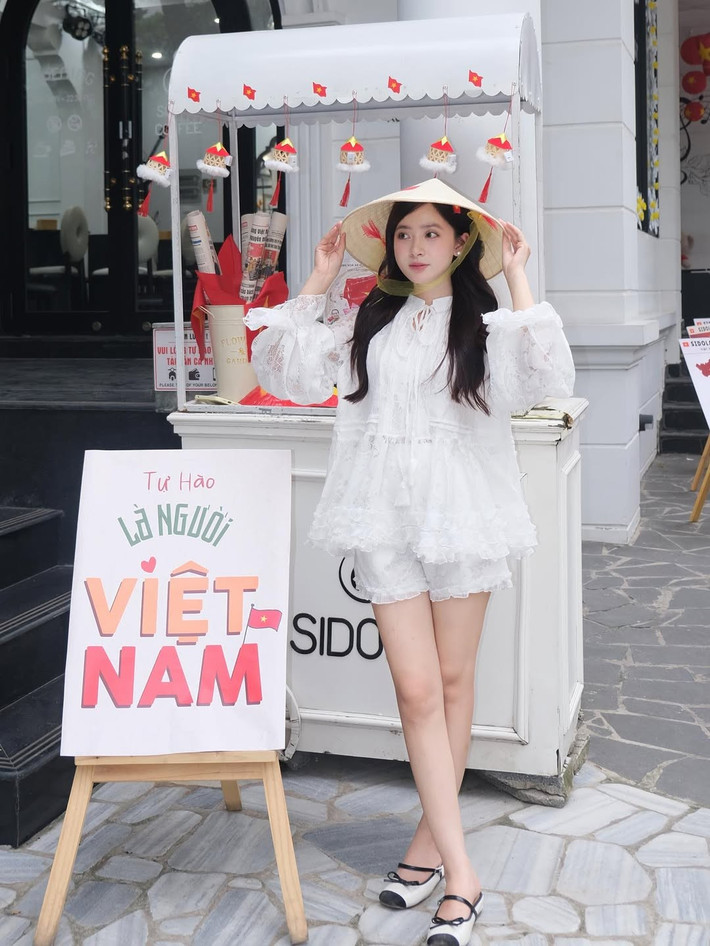 Cô nàng cũng chọn nón lá làm điểm nhấn cho trang phục, tạo dáng e ấp bên quang gánh, gợi lên hình ảnh người con gái Hà Nội xưa. (Ảnh: @d.vaanh)